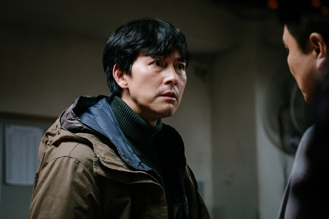 Jung Woo-sung and Jung Woong-in, who are flying, are again sharply opposed.SBS gilt drama Flying Gaecheon Yong (director Kwak Jung-hwan, playwright Park Sang-gyu, Planning & Production Studio & New, Investment Wave) captured the unusual air currents of Park Sam-soo and Jang Yoon-seok (Jung Woong-in) on January 7.I wonder what the end of their uncanny relationship, which is friendly or enemy, will look like.The atmosphere of Park Sam-soo and Jang Yoon-seoks day in the photo released on the day heightens tension. The two people who laughed and laughed and were busy seeing each others weaknesses.However, Park Sam-soo, who expresses his anger toward Jang Yoon-seok, predicts their confrontation, while Jang Yoon-seoks cold eyes are also interesting.The two people who have set up a confrontation angle by keeping the line even in the gap that has not been narrowed, raise their curiosity by foreshadowing the change of relationship with the atmosphere that is quite different from the previous one.In the last broadcast, Park Tae-yong was in crisis due to the controversy over the violation of the donation law by Jang Yoon-seoks scheme.In order to persuade Park Tae-yong, who appeared in the news and revealed his innocence, the elite group proposed to run for the general election.Those who even included the defendant Kim Doo-sik (Ji Sun-yang) began to invalidate the New Trial trial in Ohseong City as planned, but it was not Park Tae-yong to give up.One of the authenticity of Kim Doo-sik, who succeeded in convincing him, was in a thrilling counterattack.Their meeting is drawing attention.The confrontation and relationship change between Park Sam-soo and Jang Yoon-seok is one of the main points of observation in the second half, said the production team of Fly, adding, You can expect the Acting Poten of Jung Woo-sung and Jung Woong-in.