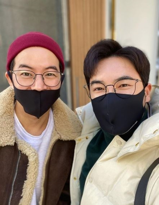 , best friend Lee Sang-yoon and Sushi meeting Mask can not look goodstylist kim uriActor Lee Sang-yoon boasted a strong friendship with him.kim uriI meet twice a year, said the personal Instagram account on January 7, I am a little bit more handsome than Mask, but my brother, Actor Lee Sang-yoon, can not escape.I have met in a while and have been so hot these days. I have been so sorry that I can not travel with a delicious sushi lunch. kim uri in the pictureAnd Lee Sang-yoon is beaming at each other with his shoulders around each other, their distinct eyes twin-like.kim uriBy the way, Sang Yoon-a, you are as cool as Actor today. The next meeting is Seongsu-dong wine gogo, Lee Sang-yoon and the following promised.