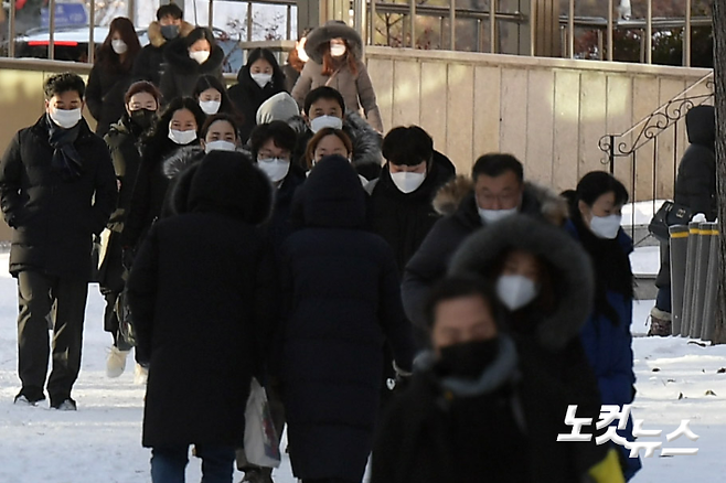 폭설을 동반한 강력한 한파가 이어진 7일 오전 서울 서초구 인근에서 시민들이 출근길을 재촉하고 있다. 이한형 기자