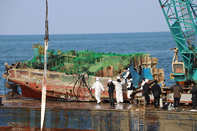 지난 4일 인양된 32명민호 선미(배 뒷부분). 제주지방해양경찰청 제공.