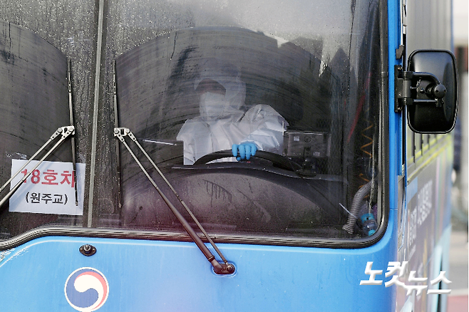 코로나19 집단감염이 발생한 동부구치소에 수감된 확진자들이 지난달 28일 서울 송파구 동부구치소에서 긴급호송 버스를 타고 청송군 경북 북부 제2교도소(청송교도소)로 이송되고 있다. 황진환 기자