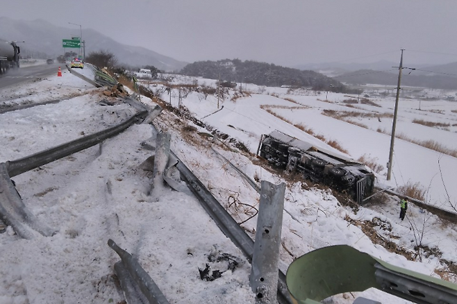 7일 오전 9시 25분쯤엔 완주-고속도로 남원IC 부근에선 25t(톤) 화물차가 가드레일을 들이받고 차선 밖으로 떨어져 1명이 다쳤다. 전북소방본부 제공