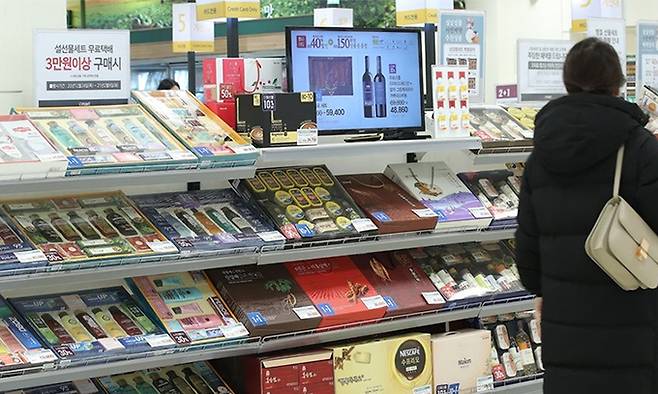 지난 6일 서울의 한 대형마트에서 시민이 설 선물세트 판매대를 보고 있다. 연합뉴스