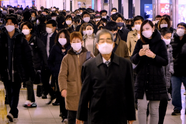 일본이 코로나19 확산으로 비상인 가운데 7일 수도 도쿄에서 마스크를 쓴 시민들이 기차역 중앙홀을 걸어가고 있다. 일본은 전날 코로나19 신규 확진자가 6,001명 발생해 누적 확진자가 26만여 명으로 불어났다. 일일 신규 확진자가 6,000 명을 넘어선 것은 이번이 처음이다. 스가 요시히데 총리는 결국 지난해 4월에 이어 9개월 만에 수도권에 긴급사태를 선포했다./AFP연합뉴스