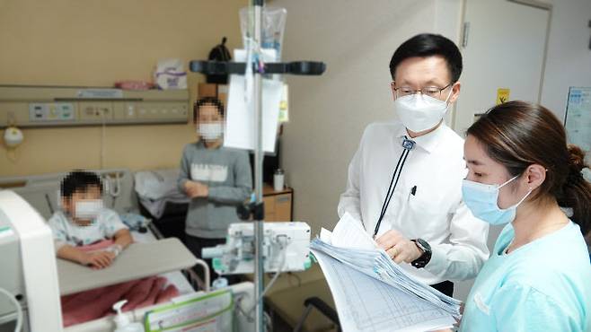 정낙균(오른쪽 두번째) 가톨릭대 서울성모병원 혈액병원 소아혈액종양센터장이 입원 중인 환아의 상태를 점검하기 위해 회진을 돌고 있다.