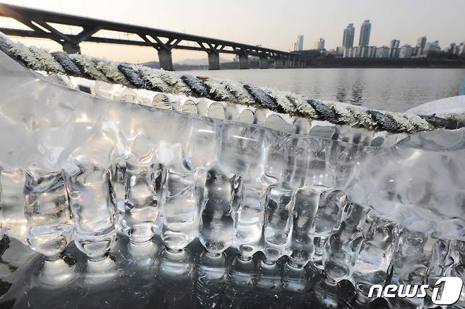 한파가 계속된 지난 4일 서울 뚝섬한강공원 인근 선착장에 고드름이 얼어 있다. 2021.1.4/뉴스1 © News1 이성철 기자