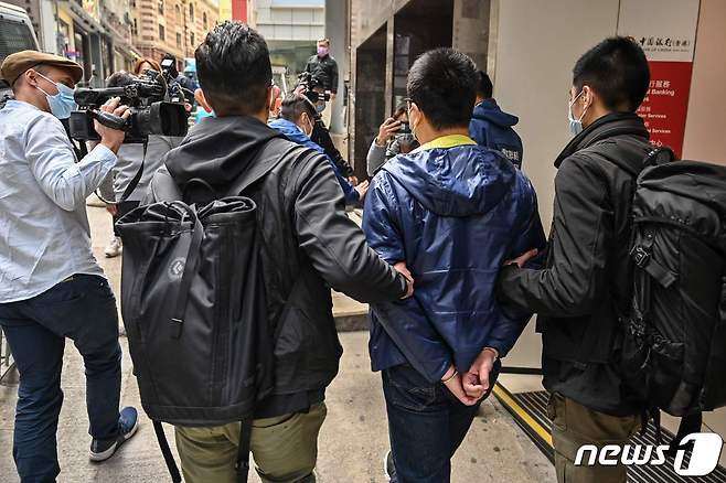 홍콩 민주화 운동가 벤 충이 6일 (현지시간) 홍콩에서 보안법 위반 혐의로 경찰에 연행되고 있다. © AFP=뉴스1 © News1 우동명 기자