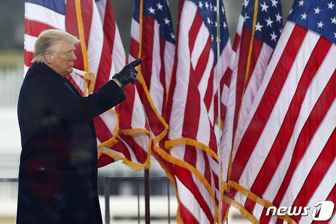 도널드 트럼프 미국 대통령이 6일(현지시간) 워싱턴 백악관 인근 엘립스 공원에서 열린 지지자들의 ‘도둑질을 멈추라’ 집회에 도착을 하고 있다. © AFP=뉴스1 © News1 우동명 기자