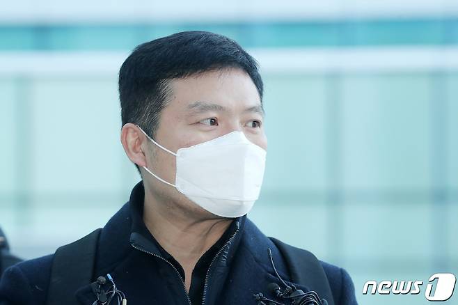 공무상 비밀누설 혐의로 기소된 김태우 전 검찰 수사관이 8일 오전 경기 수원시 영통구 수원지방법원에서 열린 선고 공판을 마치고 입장을 밝히고 있다. 김 전 수사관은 1심에서 징역1년에 집행유예 2년을 선고 받았다. 2021.1.8/뉴스1 © News1 조태형 기자