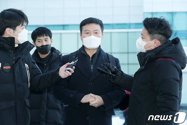 공무상 비밀누설 혐의로 기소된 김태우 전 검찰 수사관이 8일 오전 경기도 수원시 영통구 수원지방법원에서 열린 선고 공판을 마치고 입장을 밝히고 있다. 김 전 수사관은 1심에서 징역1년에 집행유예 2년을 선고 받았다. 2021.1.8/뉴스1 © News1 조태형 기자