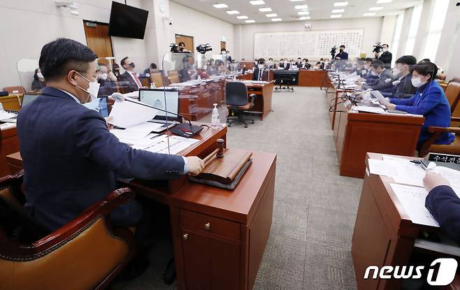 윤호중 위원장이 8일 서울 여의도 국회에서 열린 법제사법위원회 전체회의에서 중대재해에 대한 기업 및 책임자 처벌 등에 관한 법률안(중대재해기업처벌법)을 통과시키고 있다. 2021.1.8/뉴스1 © News1 신웅수 기자