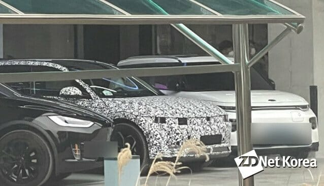 지디넷코리아는 29일 서울 강동구 한 건물에 테슬라 모델 X와 기아차 쏘울 부스터 전기차와 나란히 서있는 아이오닉 5 전기차 모습을 포착했다.