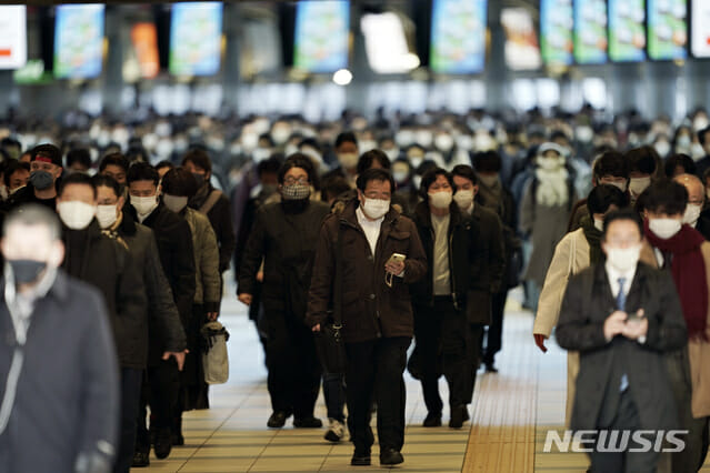 ]8일(현지시간) 일본 도쿄의 한 기차역에서 마스크를 쓴 출근길 시민들이 몰려나오고 있다. (사진=뉴시스)