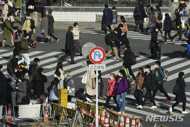 7일 일본 도쿄에서 코로나19 확산 방지를 위해 마스크를 쓴 사람들이 시부야 건널목을 건너고 있다. 도쿄도의 코로나19 신규 확진자 수가 2000명을 넘어서 일일 사상 최다를 기록했다. (사진=뉴시스)