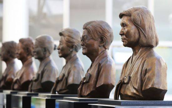 일본군 위안부 피해자들이 일본 정부를 상대로 낸 손해배상 청구 소송에서 처음으로 승소한 8일 오후 경기도 광주시 나눔의 집에 고 배춘희 할머니를 비롯해 돌아가신 할머니들의 흉상이 세워져 있다. / 사진=연합뉴스