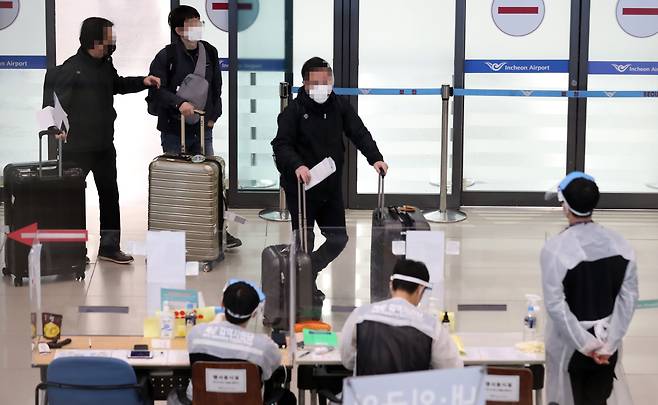 [인천공항=뉴시스]이영환 기자 = 해외 입국 외국인들에 대한 신종 코로나바이러스 감염증(코로나19) PCR(중합효소 연쇄반응, 유전자 증폭) 음성 확인서를 제출이 의무화된 8일 오전 인천국제공항 제1여객터미널에서 육군 검역지원단 대원들이 입국 승객들을 안내하고 있다. 한편 영국과 남아공 입국자는 내국인도 PCR 음성 확인서를 제출해야 하며 7일 기준 국내 영국·남아공 코로나19 변이는 각각 14건과 1건으로 총 15건이 확인됐다. 2021.01.08. 20hwan@newsis.com