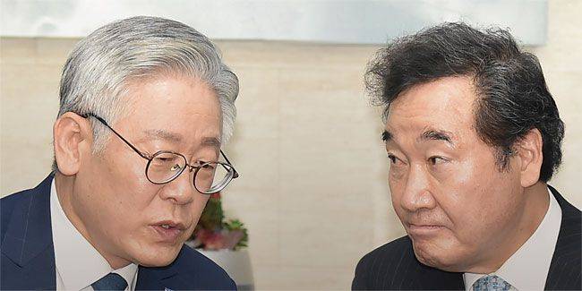 지난해 7월 30일 경기 수원시 경기도청에서 만난 이낙연 대표(오른쪽)와 이재명 지사/뉴시스