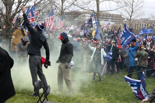 6일(현지 시각) 미 워싱턴 의사당 앞에 진입한 트럼프 지지자들. /AP 연합뉴스