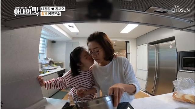 지난 5일 방송된 TV조선 예능 프로그램 '아내의 맛'에 나경원 전 국민의힘 의원이 딸 김유나 씨와 함께 출연한 모습 ⓒTV조선