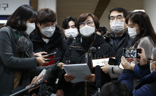 일본군 위안부 피해자들이 일본 정부를 상대로 낸 손해배상 청구 소송에서 처음으로 승소했다.  연합뉴스