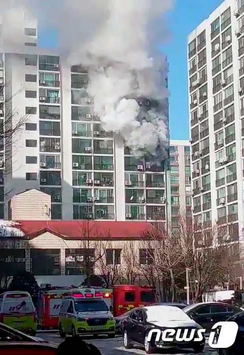 8일 낮 12시께 서울 강서구 가양동의 한 아파트 9층에서 화재가 발생했다. 소방대원이 화재를 진압하고 있다.(독자제공) 사진=뉴스1