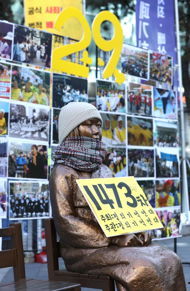 일본군 성노예제 문제 해결을 위한 정기 수요시위 29주년인 6일 서울 종로구 옛 일본대사관 앞 평화의 소녀상에 목도리와 털모자가 씌워져 있다.뉴시스
