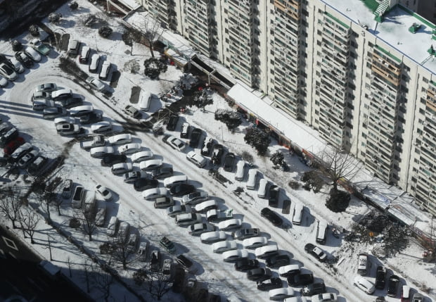 올겨울 최강한파가 몰아친 7일 오후 서울 여의도의 아파트 주차장에 눈 쌓인 차들이 주차되어 있다. 사진=뉴스1