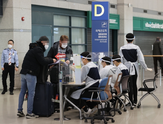 인천국제공항 입국장에서 유럽발 외국인 입국자들이 안내를 받고 있다. 연합뉴스