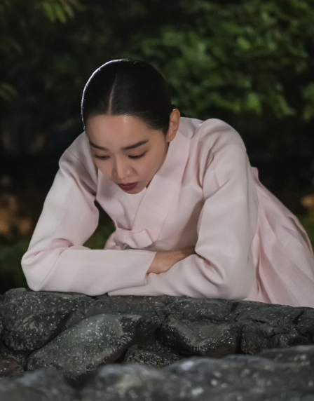 The TVN Saturday drama Queen Cheorin will reveal the images of Kim So-yong (Shin Hye-sun) and Cheoljong (Kim Jung-hyun), who are standing in front of the well in the middle of the night, to stimulate curiosity.In the last broadcast, a change came to Kim So-yong, who passed the death penalty. After being recalled to Joseon, the emotional synchronization of Kim So-yong, the main body, began through the sense of smell.He found out one by one the truths he had not known through the smells of his boats all over the house, while Cheoljong, who had been searching for hidden books, met obstacles in unexpected places.Cheoljong, who panicked when he saw the well, Kim So-yong, who recalled his childhood memory, and Cho Hwa-jin (Sol In-ah), who visited Kim So-yongs home on the pretext of seeing The Secret.He raised his curiosity by foreseeing that another truth was hidden in the tangled relationship of the three people.In the meantime, Kim So-yong and Cheoljong, who have found the well in question again in the public photos, raise questions. Kim So-yongs face, which looks closely into the well, is full of curiosity.Cheoljong, who found the well with a possessed look, was also caught, and Cheoljong, who was struggling with enough trauma to breathe properly, but went out to find something.The Secret, sealed there, is curious about what it might be. Especially in the trailer, I kill you.I did not keep The Secret. With the sad voice of young Kim So-yong, the people who lock the well, and the young Cho Hwa-jin who secretly watches the scene, added curiosity.In the 9th and 10th episodes broadcast this week, Cheoljongs sad family history is drawn.In addition, the reason why I have a heartfelt heart toward the harmony and the secret hidden in it will be revealed.Kim So-yong, who caused emotional synchronization with the main body, is also more exciting. Queen Cheorin production team said, Kim So-yong and Cheoljong are one step closer.The mixed relationship between Kim So-yong, Cheoljong and Cho Hwa-jin will be revealed and another upheaval will come, he said.On the other hand, the soul runaway scandal TVN Saturday drama Queen Cheorin, which takes place between Kim So-yong, a middle-class Korean representative, who has a Tension of the World due to an accident of injustice, and the two-faced king Cheoljong, can be seen every Saturday and Sunday at 9 pm.Photos