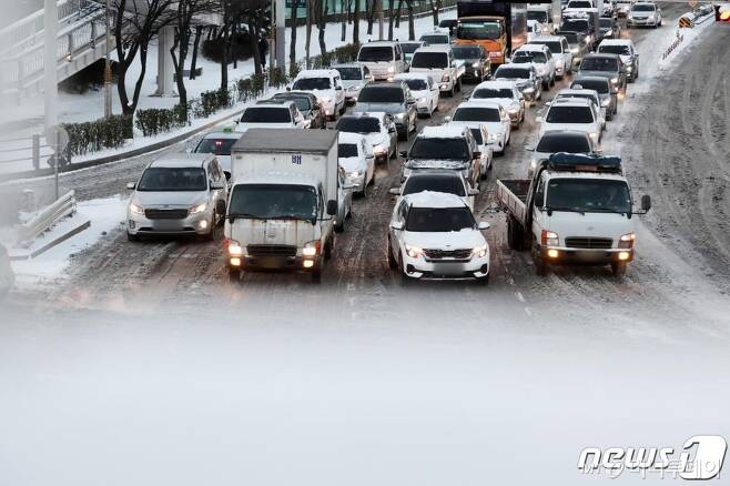 7일 오전 경기도 수원시 팔달구 효성사거리에서 출근 차량들이 밤사이 내린 눈으로 서행하고 있다./사진=뉴스1