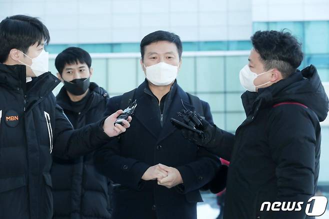 공무상 비밀누설 혐의로 기소된 김태우 전 검찰 수사관이 8일 오전 경기도 수원시 영통구 수원지방법원에서 열린 선고 공판을 마치고 입장을 밝히고 있다. 김 전 수사관은 1심에서 징역1년에 집행유예 2년을 선고 받았다. /사진=뉴스1