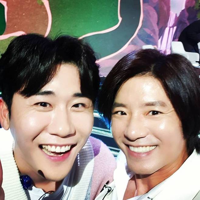 Musical actor Im Tae-kyung has released a selfie with Young Tak.Im Tae-kyung posted a picture on his Instagram on January 8 with an article entitled Ahaha Ughh #YoungTak #Im Tae-kyung # Love Call Center.In the public photos, Im Tae-kyung and Young Tak are staring at the camera with a happy smile on their faces.The fans reaction to the two shots of two people who were as good as their skills led to a hot reaction. Im Tae-kyung and Young Tak built up a relationship through TV Chosun Colcenta of Love.Meanwhile, Im Tae-kyung is currently appearing on MBN Lotto Singer.