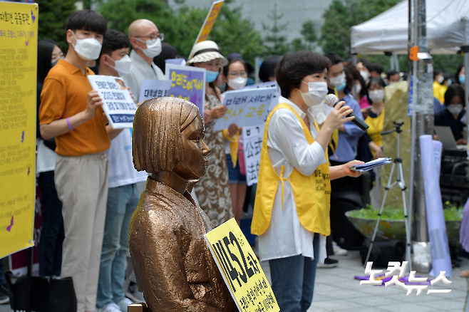 정의기억연대가 지난해 8월 12일 서울 종로구 옛 일본대사관 앞에서 제8차 세계일본군 '위안부' 기림일 세계연대집회 기자회견을 하고 있다. 박종민 기자