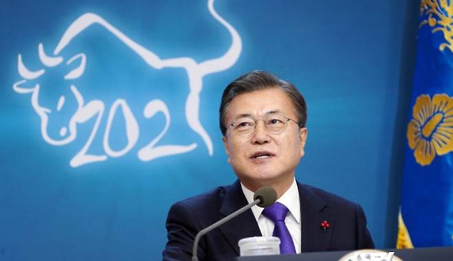문재인 대통령이 7일 오전 청와대 본관에서 화상으로 열린 '2021년 신년 인사회'에서 인사말을 하고 있다. 연합뉴스
