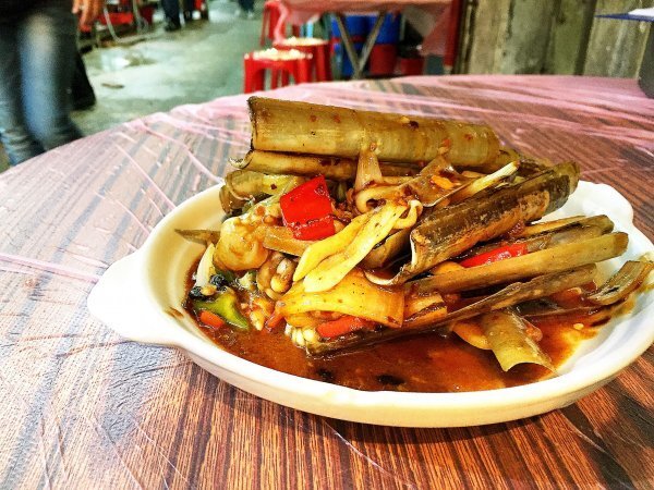 삼수이포에 있는 유명 다이파이동(홍콩식 포장마차) 오이만상의 요리. ‘스트리트 푸드 파이터’에서 백종원이 방문해 유명세를 탄 곳이다. 사진제공|홍콩관광청