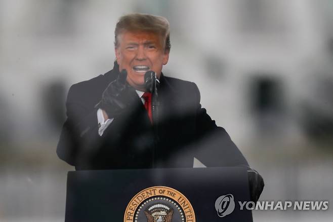 트럼프 "대선 불복 포기하지 않을 것" (워싱턴 로이터=연합뉴스) 도널드 트럼프 미국 대통령이 6일(현지시간) 수도 워싱턴에서 열린 2020년 대선 결과 인증 반대 집회에 참석해 연설하고 있다. 트럼프 대통령은 이날 의회의 선거인단 투표 결과 인증에 반대하는 시위대가 의회로 행진하기 전 지지 연설에서 "대선 불복을 포기하지 않을 것이며 절대 승복하지 않을 것"이라고 말했다. leekm@yna.co.kr