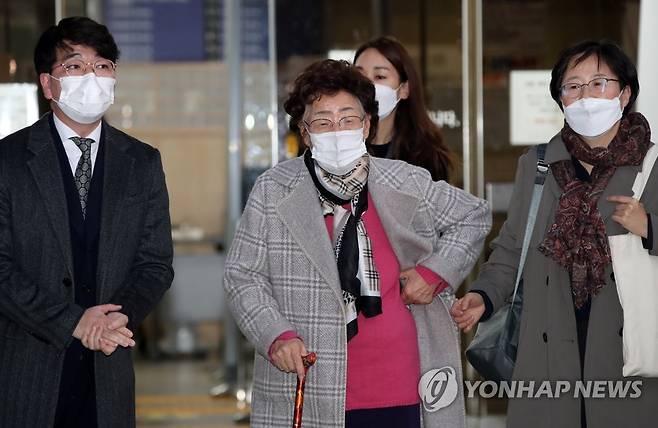 중앙지법 나서는 이용수 할머니 (서울=연합뉴스) 임헌정 기자 = 일본군 위안부 피해자 이용수 할머니가 2020년 11월 11일 오후 서울 서초구 서울중앙지법에서 열린 일본 정부 상대 손해배상 청구 소송 마지막 변론기일에 출석한 뒤 법정을 나서고 있다. kane@yna.co.kr