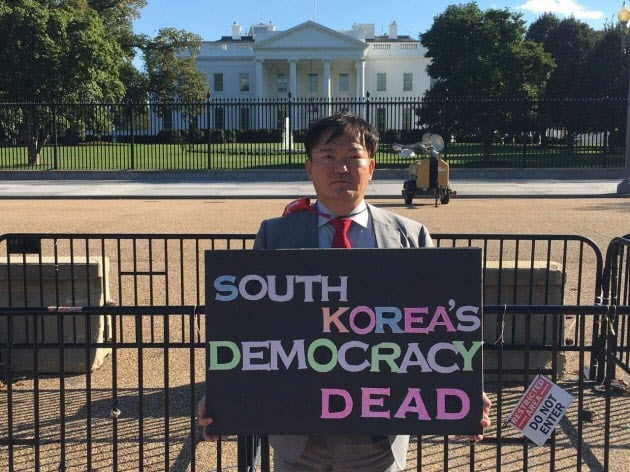 민경욱 전 의원이 미국 백악관 앞에서 피켓 시위를 하고 있다.(사진=민경욱 전 의원 페이스북)