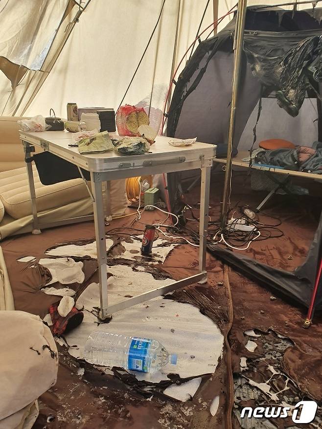 9일 오전 경북 경주시 산내면의 한 캠핑장 텐트 안에서 부탄가스가 터져 캠핑객 2명이 부상했다.(경북소방본부 제공)© 뉴스1