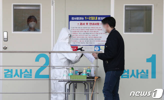 충남 천안시청에 마련된 선별진료소에서 의료진이 분주한 모습을 보이고 있다.© News1 김기태 기자