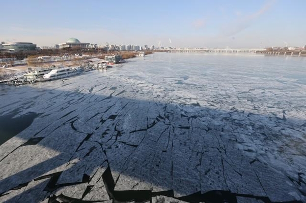 올겨울 한강 첫 결빙이 관측된 9일 오전 서울 서강대교 인근 한강이 얼어있다. /연합뉴스