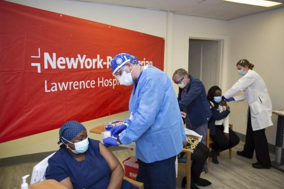 지난 8일(현지시간) 미국 뉴욕 브롱스빌의 뉴욕-장로교 로런스 병원에서 보건 종사자들이 화이자의 코로나19 백신을 접종받고 있다.AP뉴시스
