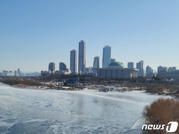 북극발 한파로 서울 아침 기온이 최저 -18.6도까지 떨어진 가운데 서울 마포구 당산철교에서 바라본 여의도 방향 한강이 얼어 있다. 뉴스1