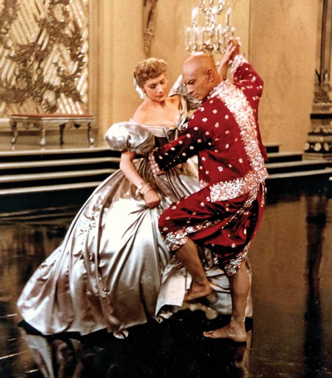 영화 <왕과 나>(1956)에서 실크 재킷과 바지를 입은 왕이 왕자의 영국인 가정교사와 춤을 추는 장면. 영화 속 왕의 모델은 나름의 근대화를 추진했던 짜끄리 왕조의 라마 4세 몽꿋(1804~1868)이다. <한겨레> 자료사진