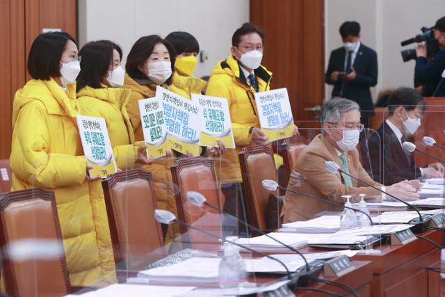 정의당 의원들이 8일 서울 여의도 국회에서 법제사법위원회 전체회의 개의를 앞두고 중대재해 처벌에 관한 법률안에서 5인 미만 사업장이 대상에서 빠진것에 대해 항의하고 있다. 오대근 기자