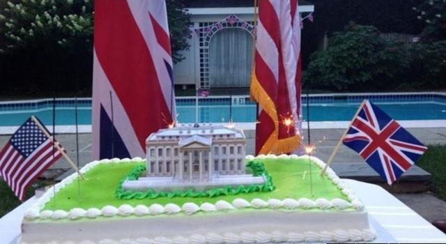2014년 미국 주재 영국대사관에서 200년 전 영국군이 백악관 등 주요 건물을 훼손한 것에 반성한다는 의미의 케이크를 만들었다. 영국대사관 트위터 캡처