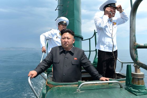 김정은 북한 국무위원장이 지난 2014년 6월 잠수함에 탑승해 해상 훈련을 지켜보고 있다. [연합뉴스]