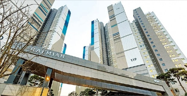 재개발 사업이 순항하면서 아파트 가격이 강세를 보이는 서울 성북구 래미안길음센터피스. /한경DB