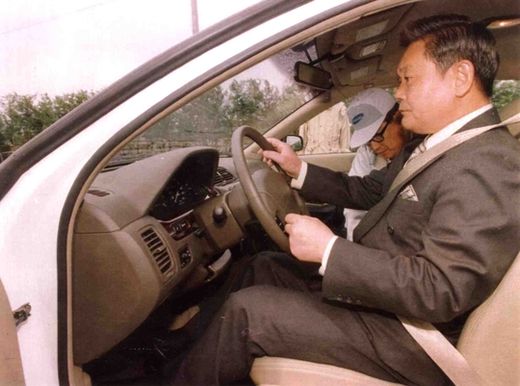1997년 5월 삼성자동차 부산공장 방문해 시험 차량에 시승한 고 이건희 삼성그룹 회장. /연합뉴스