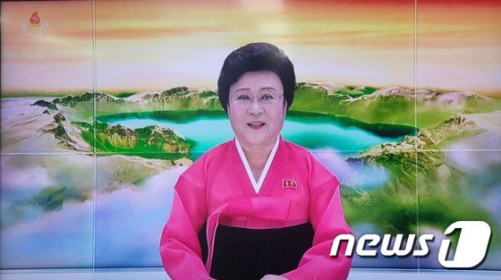 리춘희 아나운서가 8일 조선중앙TV에서 노동당 제8차 대회 3일 회의를 보도하고 있다(조선중앙TV)© 뉴스1